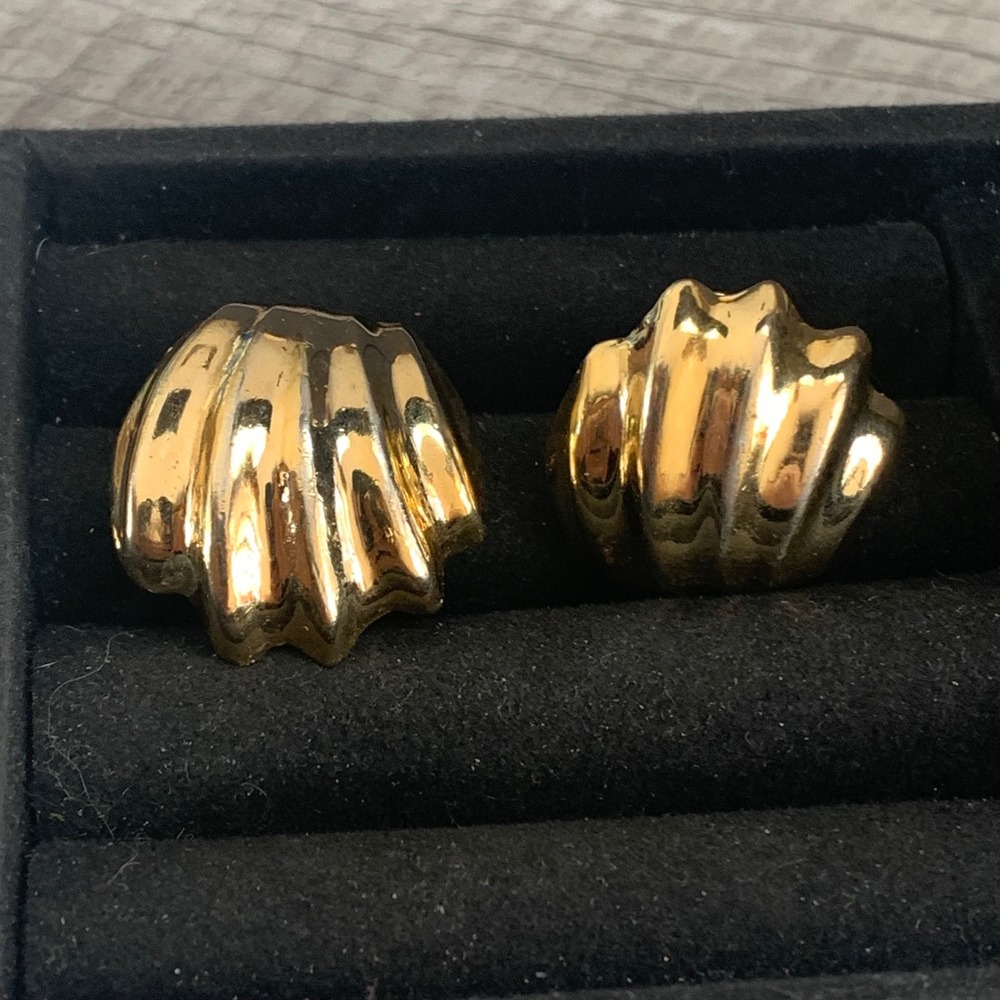 Gold Tone Seashell Clip On Earrings Ribbed Scallop Shell Nautical 1 Inch